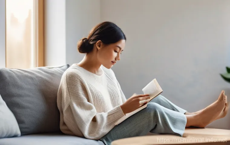 미니멀라이프 정신 건강 - **Digital Serenity by the Window**
    A serene woman in her late 20s to early 30s is deeply engross...