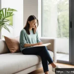 Home 18 미니멀라이프 공감의 미니멀리즘 - A serene minimalist living room interior bathed in soft natural light through large windows, featuri...