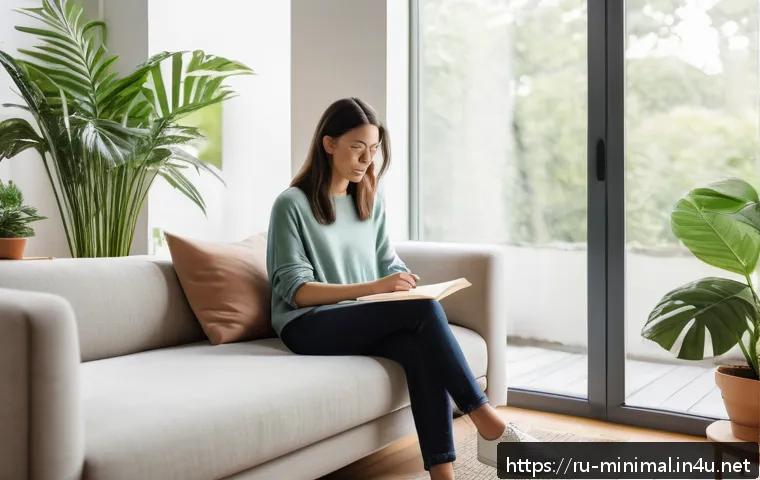 미니멀라이프 공감의 미니멀리즘 - A serene minimalist living room interior bathed in soft natural light through large windows, featuri...